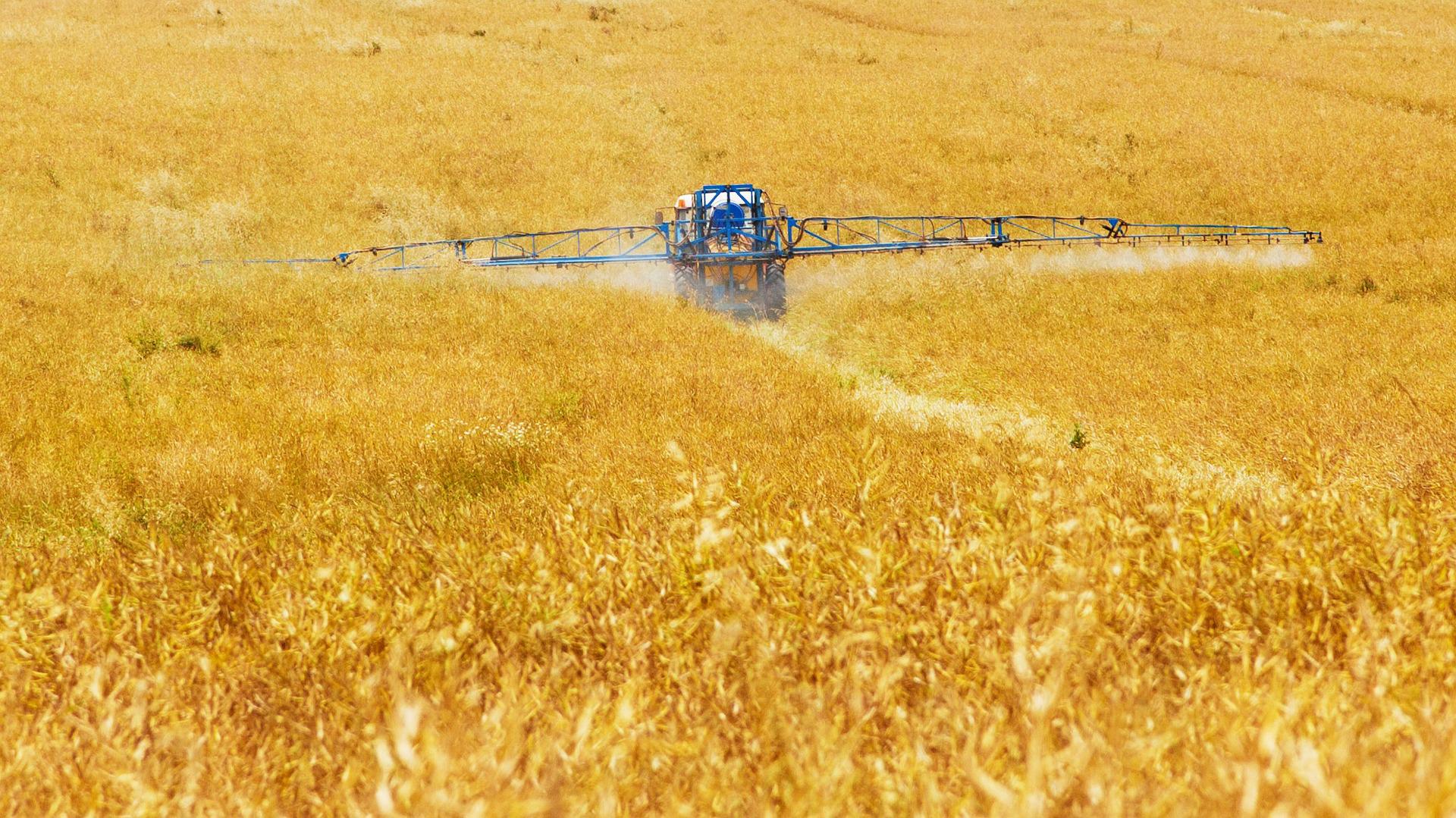 Insecticida y fertilizante para tus campos